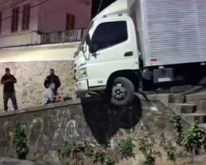 Acidente com caminhão expões a nossa vulnerabilidade à ausência do poder público