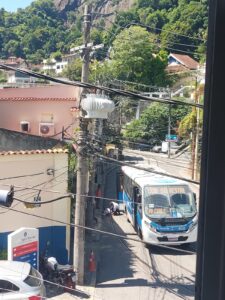 Idosa cai do ônibus 006 na vista alegre