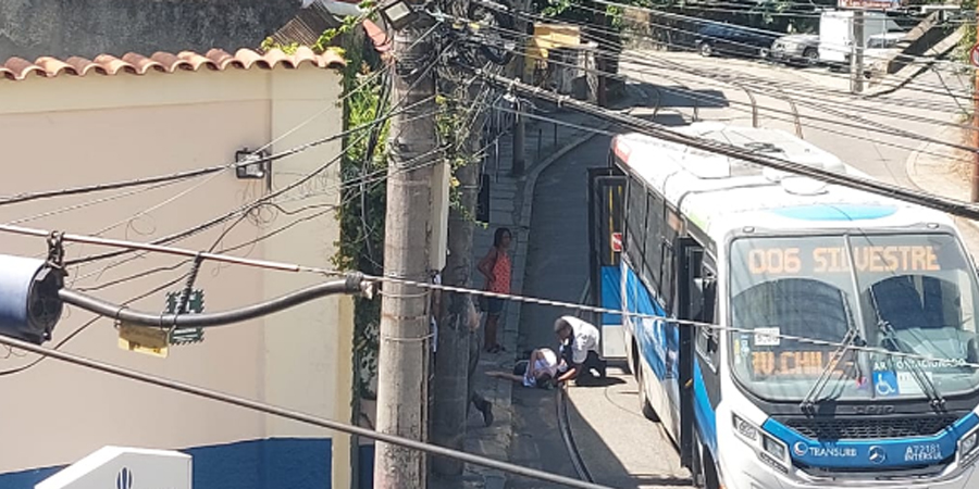 Idosa cai do ônibus 006 na vista alegre
