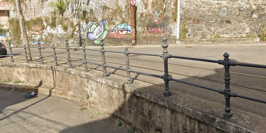 Gradis do Largo do Guimarães: vandalismo e abandono