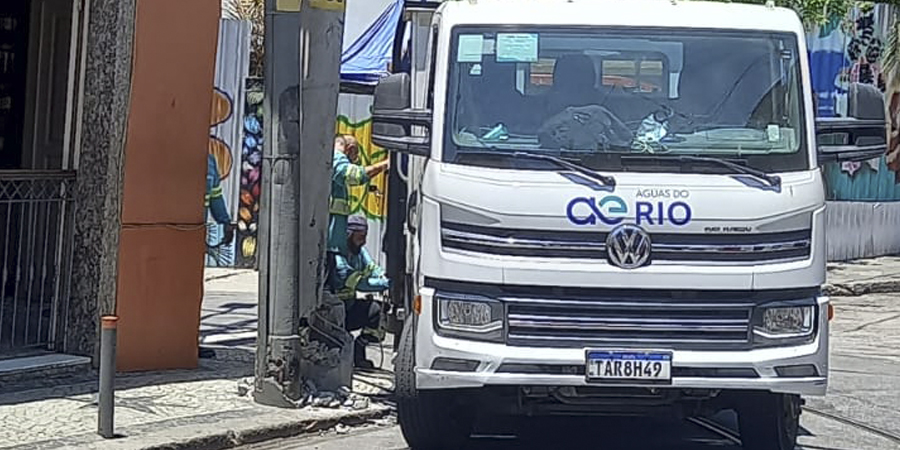 Caminhão da Águas do Rio bate em poste e bonde Paula Mattos é suspenso